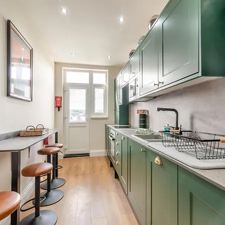 Sea View At The Oaklands *