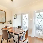 Sea View At The Oaklands *