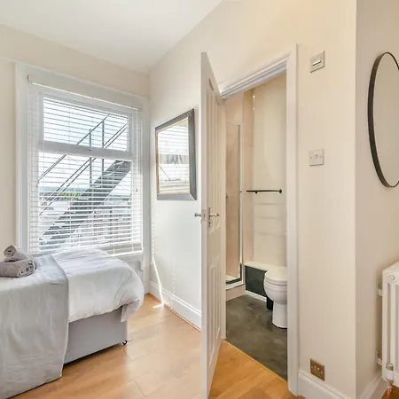 بيت للعطل Sea View At The Oaklands *