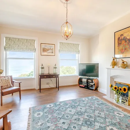 بيت للعطل Sea View At The Oaklands *