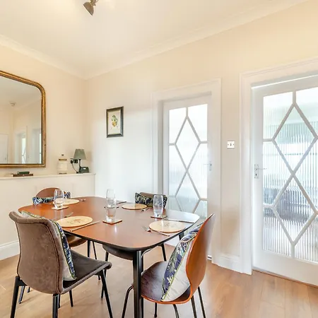 Sea View At The Oaklands *