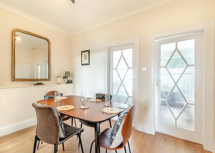 Sea View At The Oaklands *